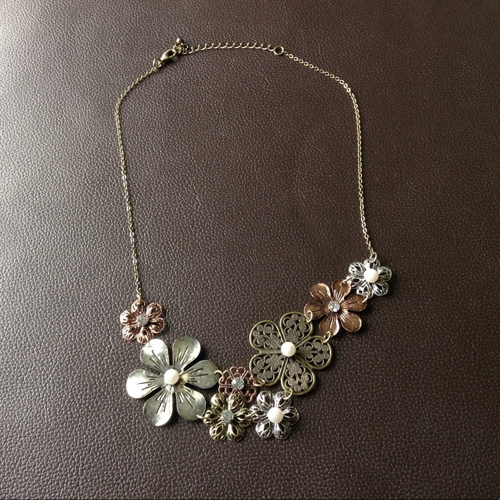 Multi toned metal floral necklace pre owned.